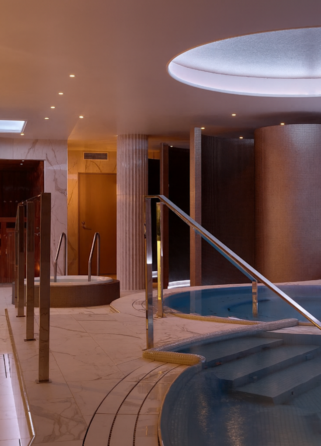 Área de la piscina con bañera de hidromasaje y barandal