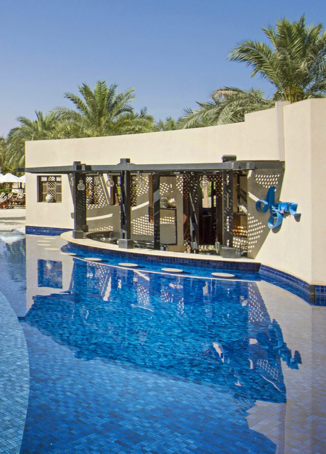 Swimmingpool mit Poolbar in Azure