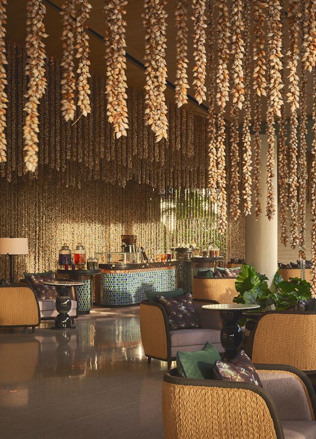 mese și scaune, viță de vie florală atârnând