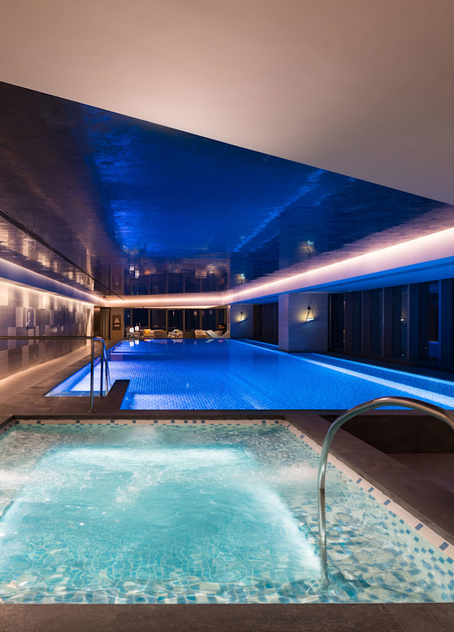 Inomhuspool med bubbelpool