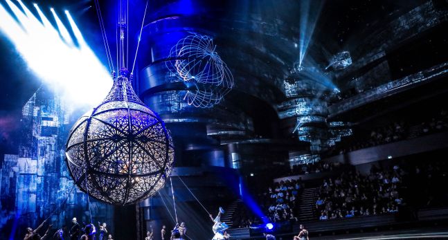 La Perle Water Theatre with Performers Pulling on Sphere with Rope