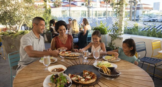 Familia cenando en ENO Pizzeria
