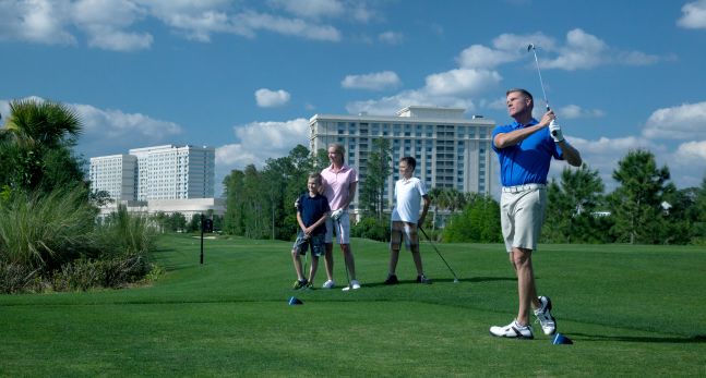 Familia de cuatro integrantes en el campo de golf