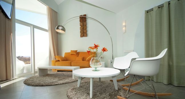 Suite mit Kingsize-Bett, Panoramablick, Loungebereich und Blick ins Freie