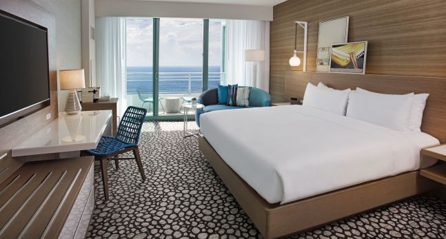 Zimmer – Deluxe Zimmer mit Kingsize-Bett und Balkon und Meerblick
