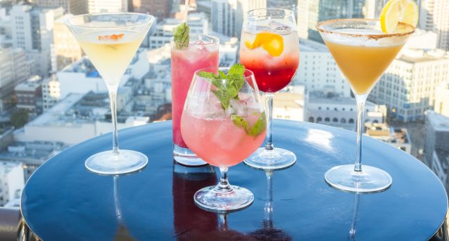 Cocktail al tavolo della Cityscape Lounge