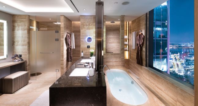 Badezimmer der Suite mit Doppeltoilettentisch, Dusche und Badewanne