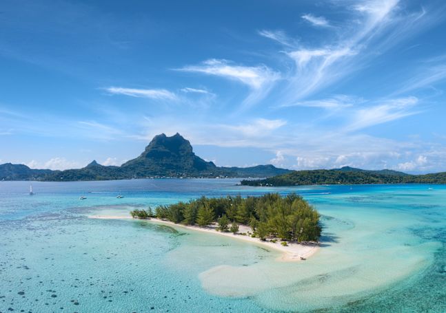 Vista panoramica di un'isola e di montagne sullo sfondo