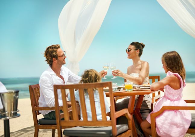 Rodzinne posiłki w kabinie na plaży