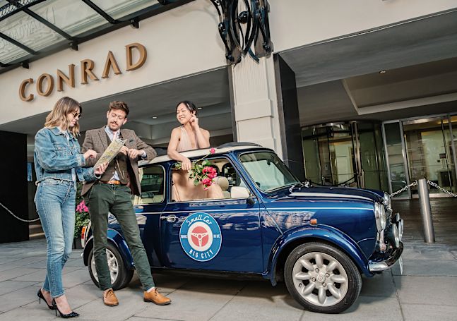 Persone esterne a un hotel Conrad