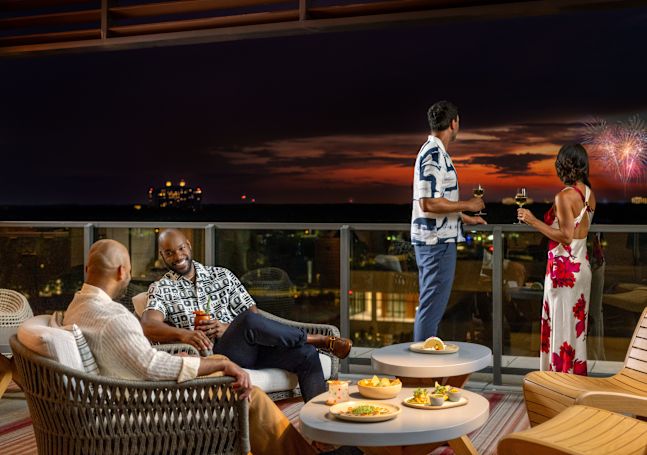 ospiti sul balcone Ceiba che guardano i fuochi d'artificio