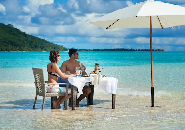 Una coppia fa un picnic in mare