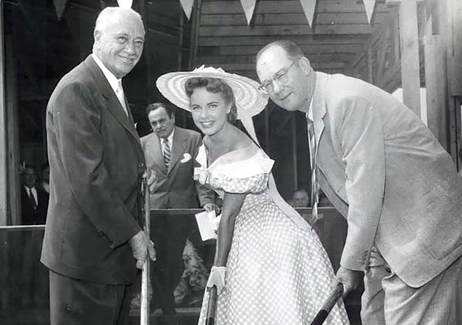 康莱德希尔顿和女演员特里·摩尔为比佛利希尔顿酒店奠基