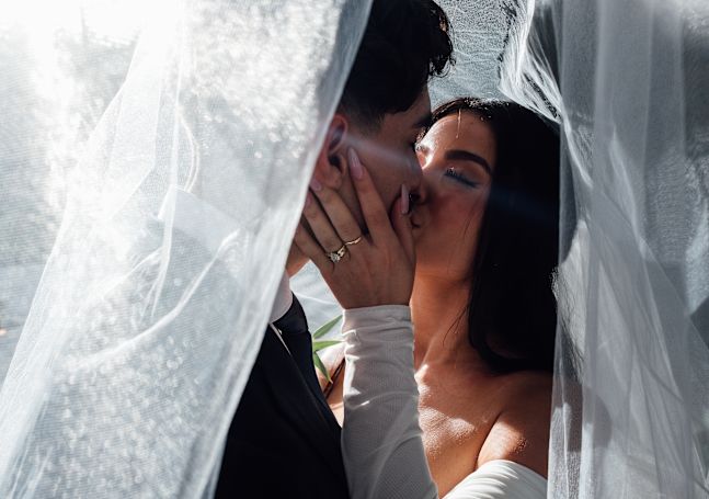 novia y novio besándose