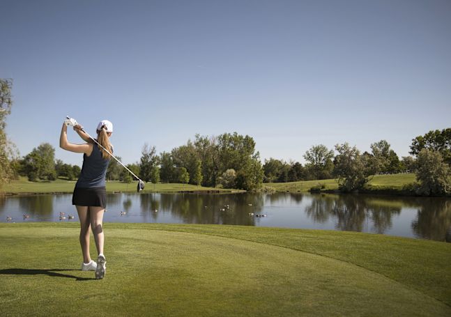 Piłka golfowa nad stawem