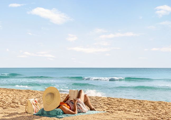 Femme allongée sur la plage.