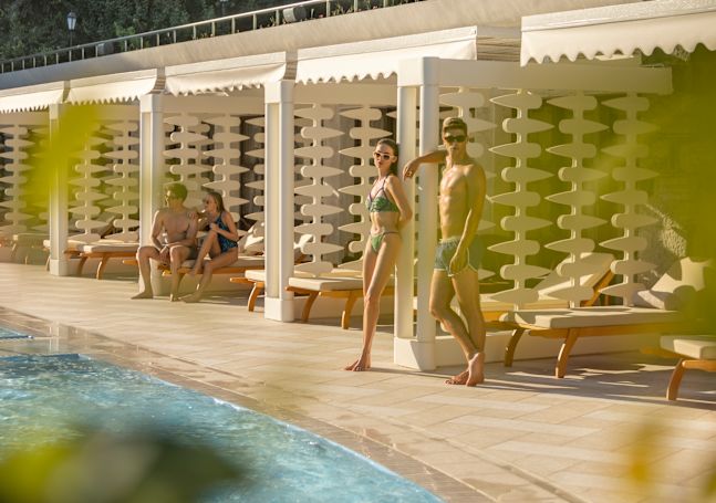 Entspannende Gäste am Swimmingpool