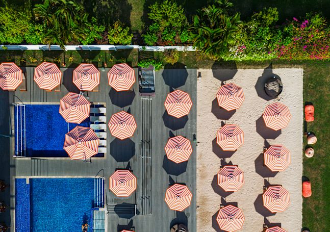 Blick auf den Swimmingpool und die Sonnenschirme