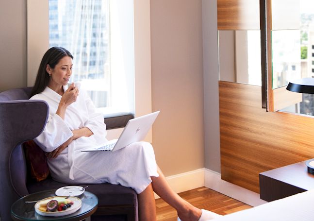 Femeie care ia masa într-un apartament cu hotel