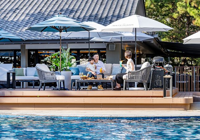 Bersantap Keluarga di Teras Garden Pool Restaurant