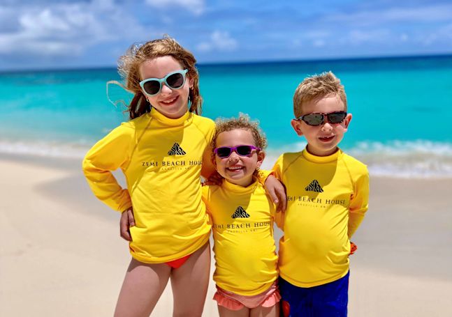 Fotografía de niños con camisetas amarillas