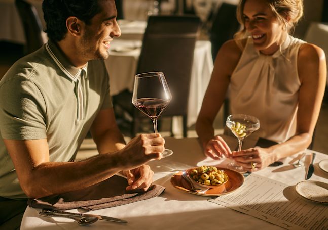 Paar bei einem Drink und einer Mahlzeit am Tisch