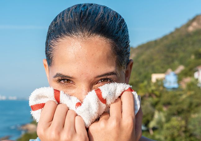Gäste am Swimmingpool mit einem Handtuch