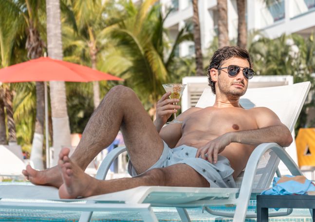 プールでリラックスするお客様