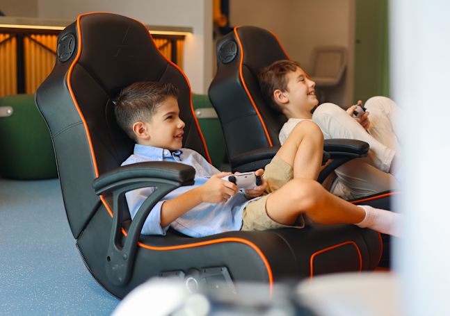 Dos niños jugando a juegos de computadora
