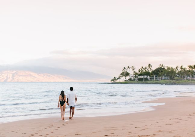 Pareja caminando por la playa