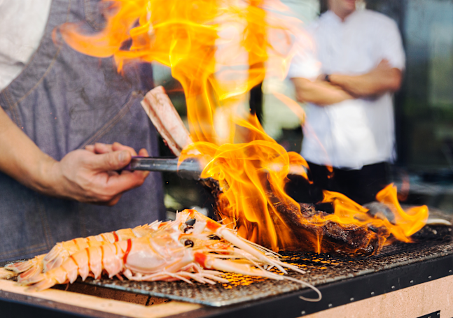 厨师在烤架上烹饪食物
