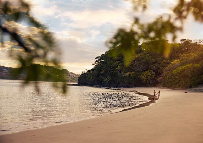 在僻靜海灘漫步的情侶
