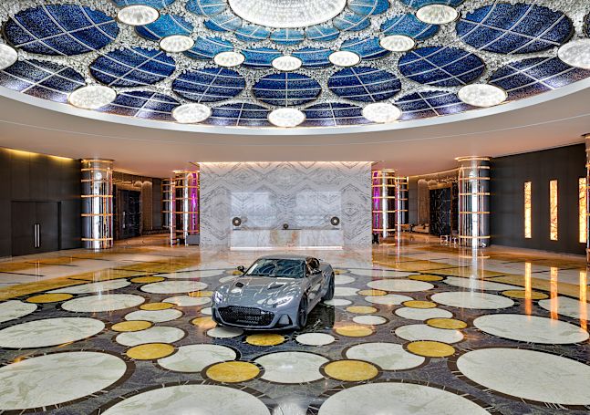 Set per auto sportive nell'area per pranzi