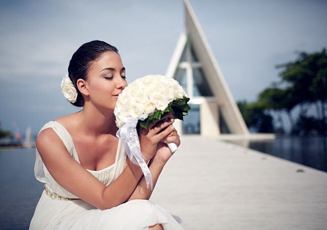 Mempelai Wanita dengan Buket di Depan Gereja