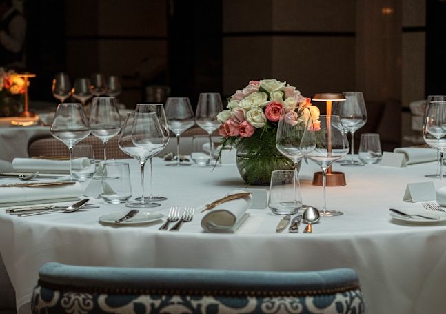 Allestimento del tavolo per un evento all'Hedgerow Bar