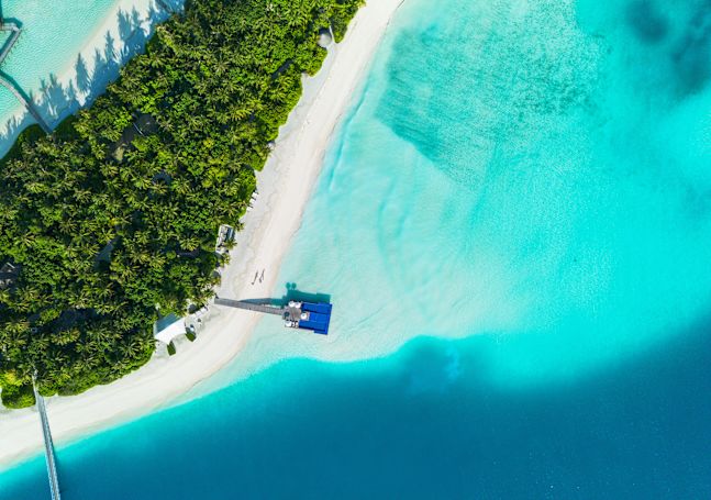 ビーチのプールエリアの上空から見た静かなエリア
