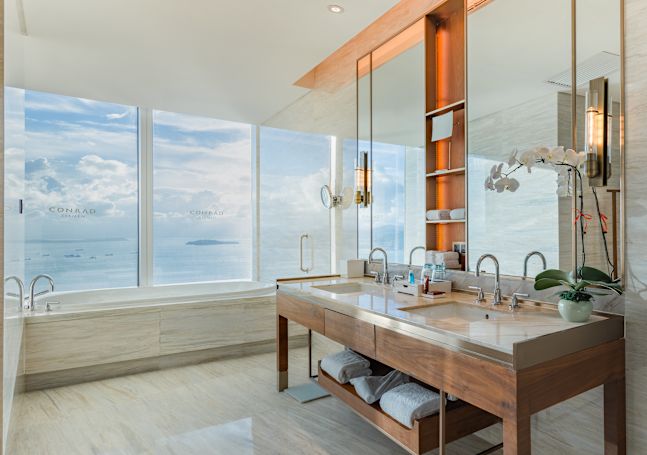 Bathroom with tub, mirror and sink