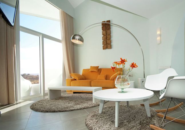 Panoramic King Suite with Lounge Area and Outside View