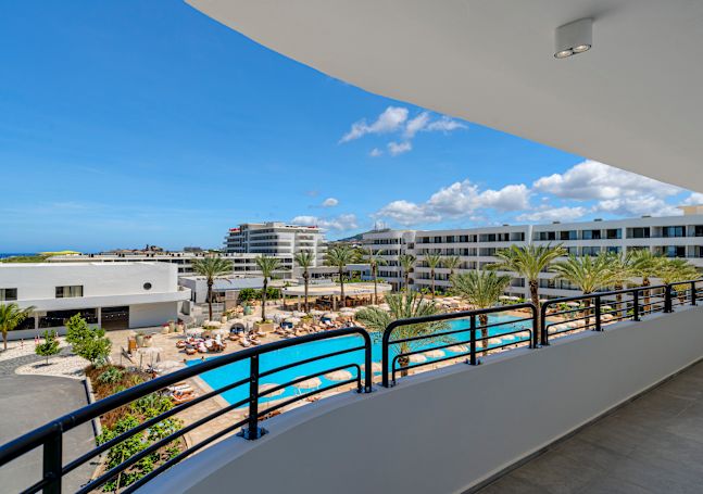 Ausblick vom Balkon mit Swimmingpool und Palmen