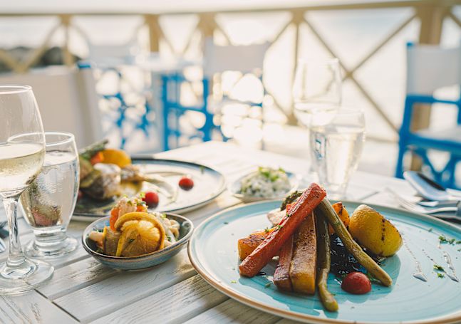 Alimentos em uma mesa em um restaurante