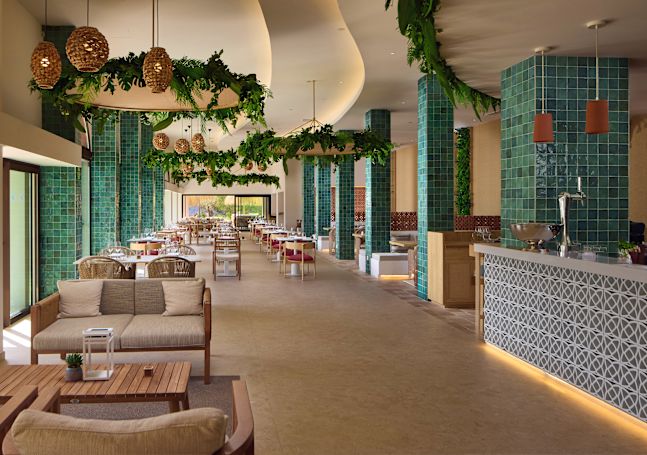 Restaurant "Da'mar" mit Tischen und Stühlen