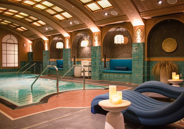 kolam renang spa dalam ruangan