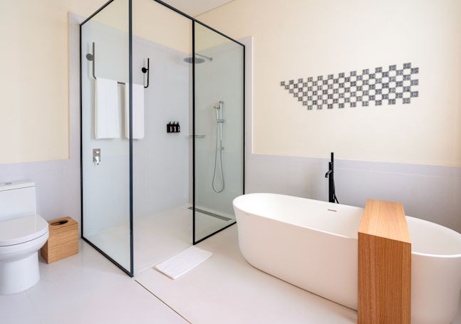 Salle de bain d'une suite avec très grand lit