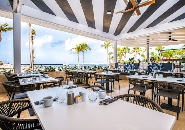 Sala de jantar do restaurante Breeze