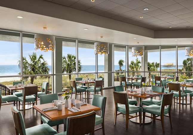 Fel restaurant in het hotel met verbazingwekkend uitzicht op de oceaan