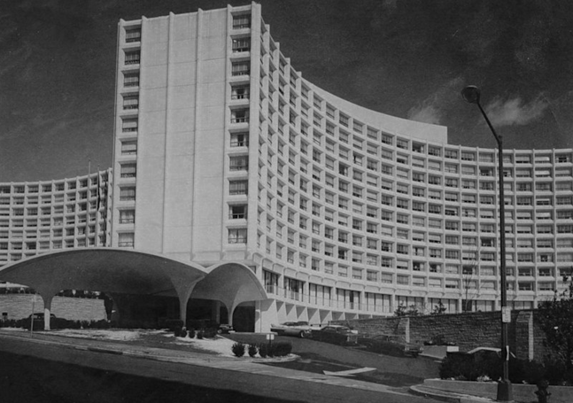 Açılışta Washington Hilton Otelinin Dış Görünümünün Siyah ve Beyaz Resmi