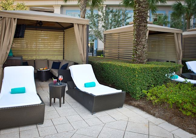 Cabana Tepi Kolam Renang