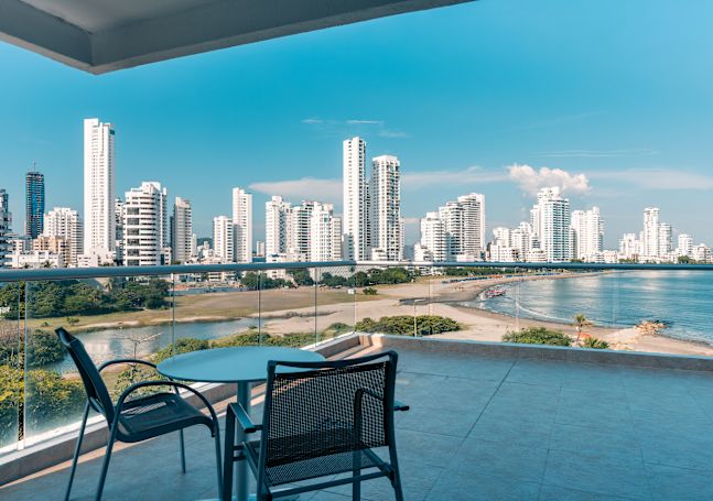 patio extérieur avec table et vue sur l'océan