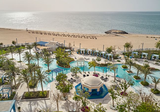 Piscine extérieure avec plage en arrière-plan