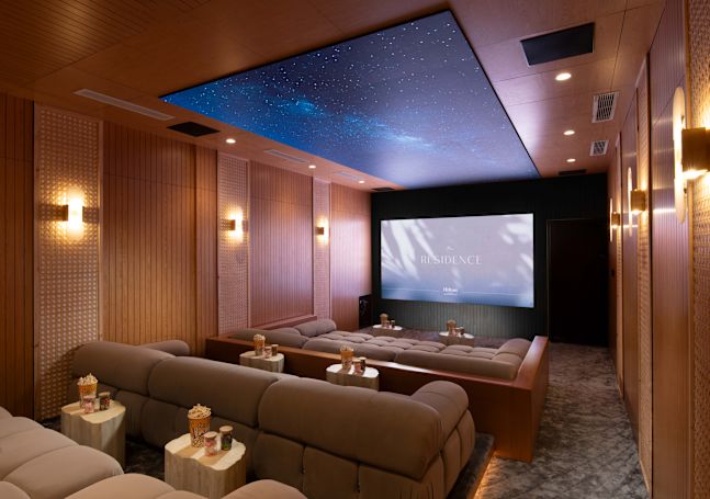 кинотеатр с большими диванами